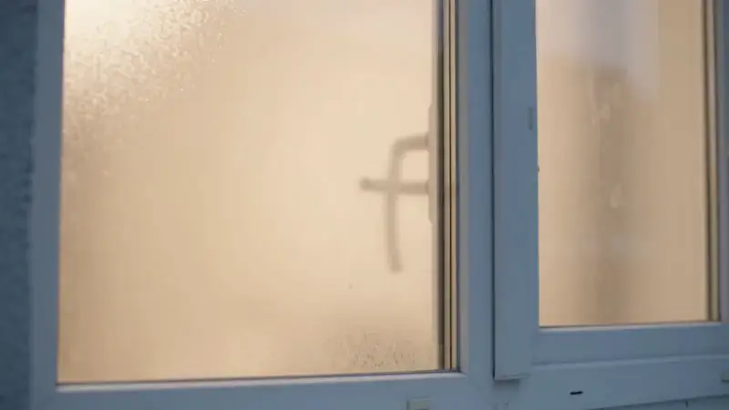 Standbild aus dem Video „Fenster“